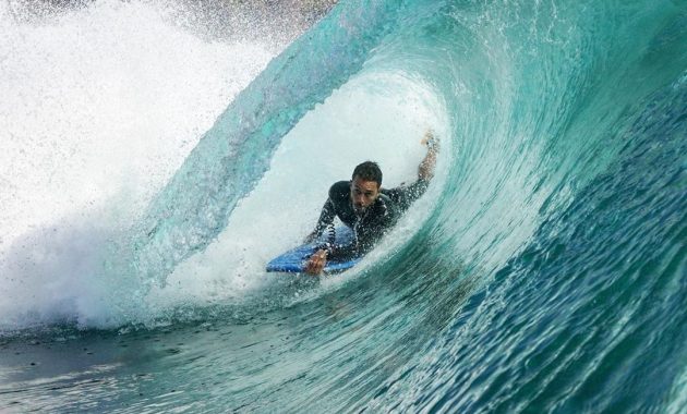 spot-berselancar-terbaik-di-pantai-watukarung-pacitan