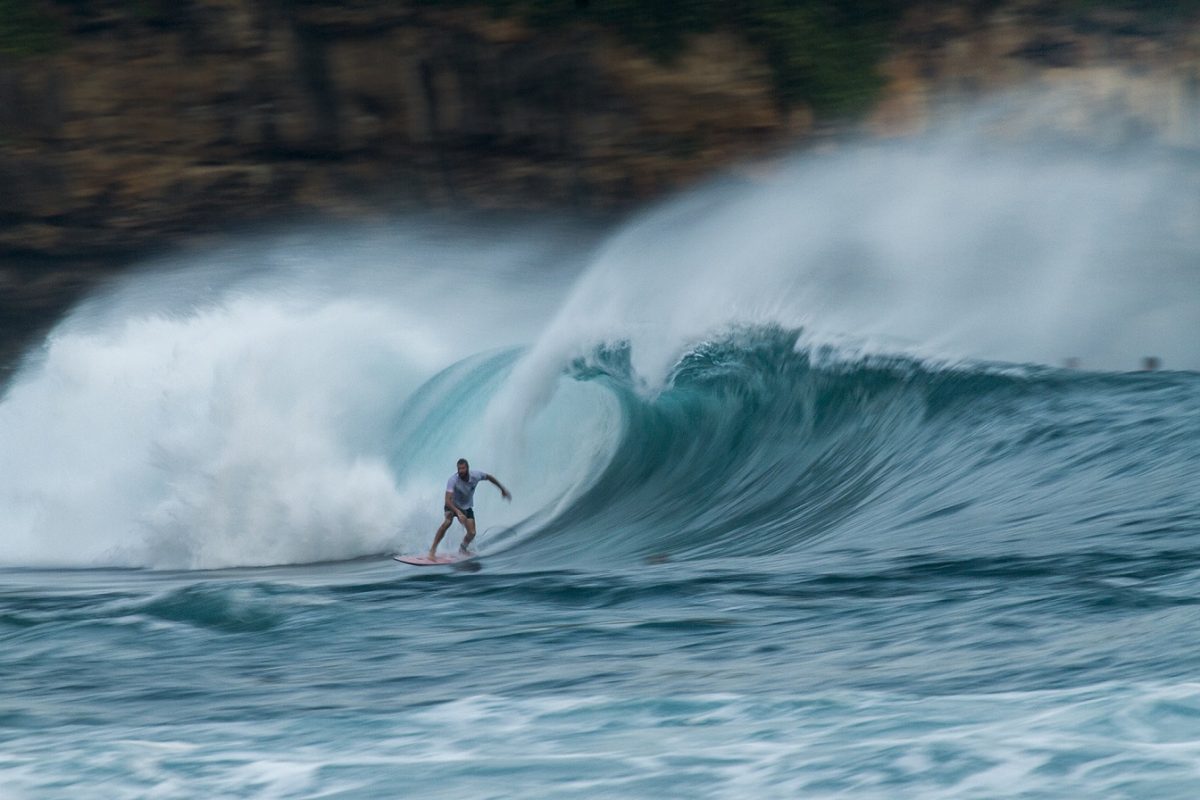 Spot untuk Berselancar Terbaik Dunia Ada di Pantai Watukarung Pacitan