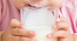 kenali-tanda-alergi-susu-sapi-pada-bayi-dan-anak