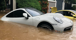 mengatasi-mobil-yang-terjebak-banjir