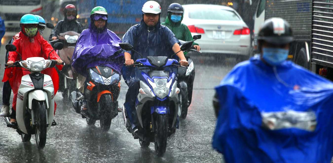 The choice of a raincoat that is safe and comfortable for motorists