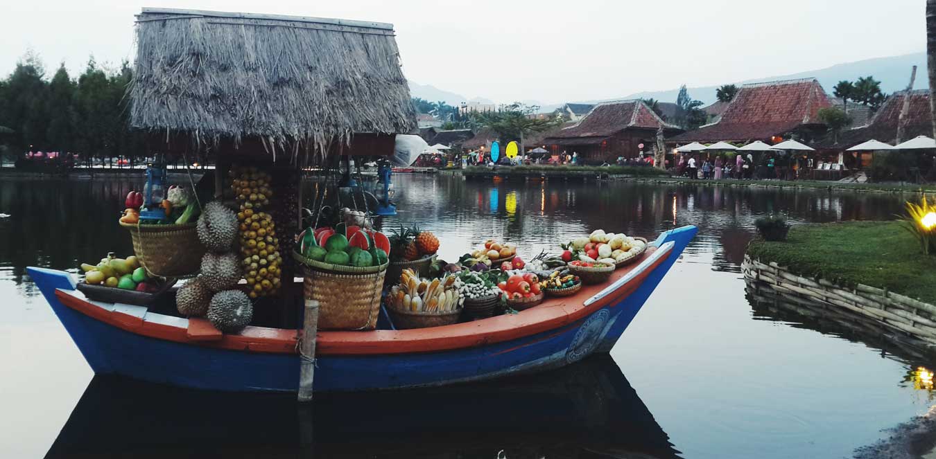 Wisata Kuliner Unik di Perahu Terapung Lembang
