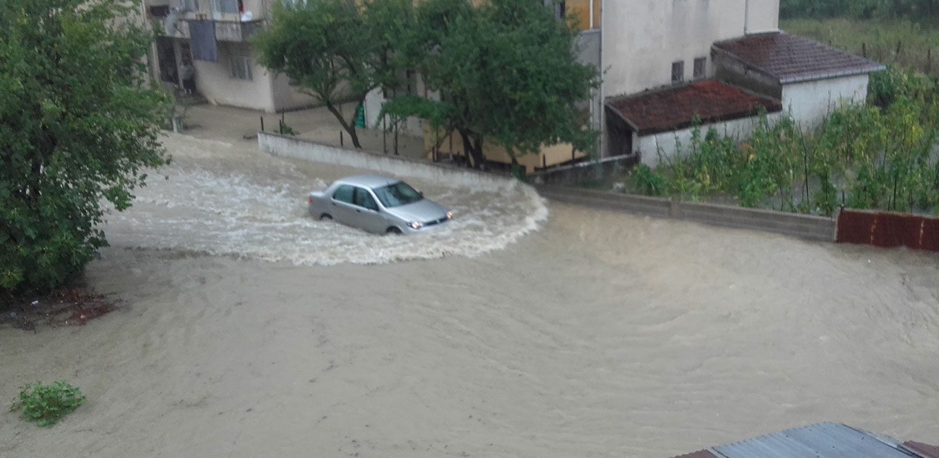 Hati-Hati Hujan Lokal yang Berpotensi Merendam Rumah dan Mobil