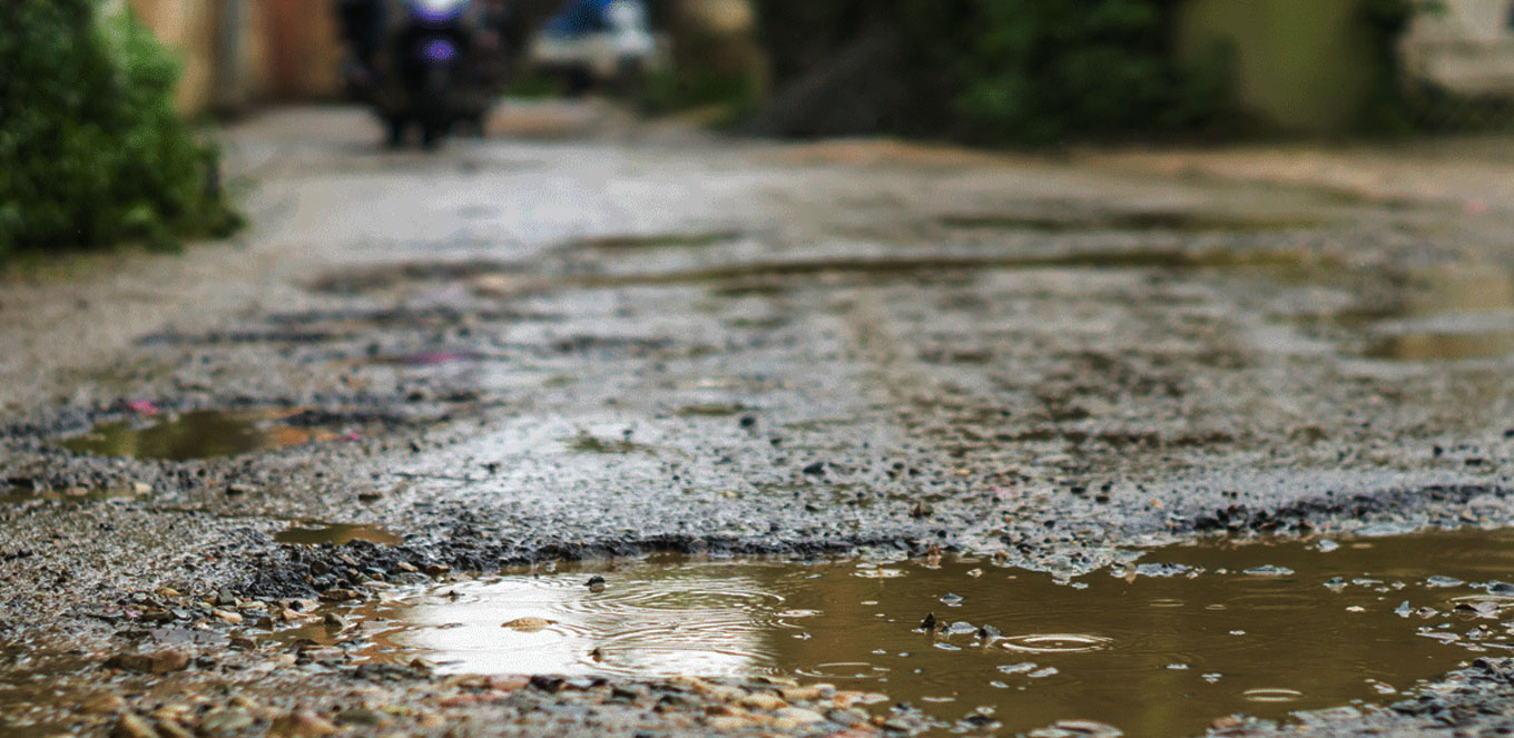 Kerusakan Mobil Akibat Jalan Yang Berlubang Ternyata Bahaya! Ada Yang Berujung Kematian