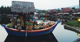 wisata-kuliner-unik-di-perahu terapung-lembang