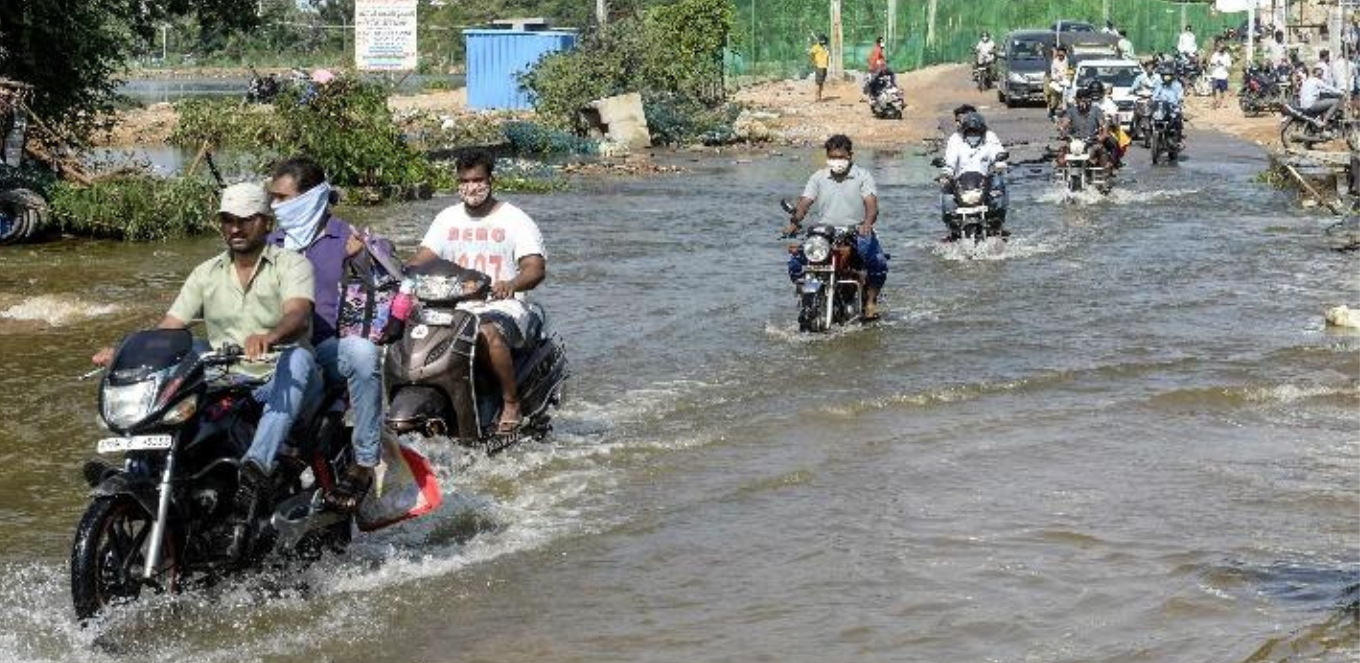 Musim Banjir, Apa Resiko Motor Terjang Banjir?